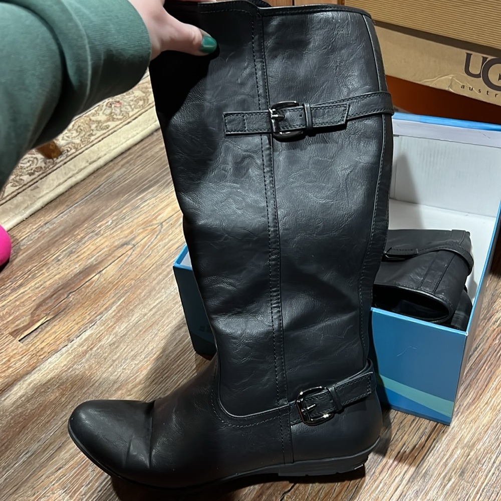 Classic Black Mid-Calf Women's Boots - Picture 2 of 4